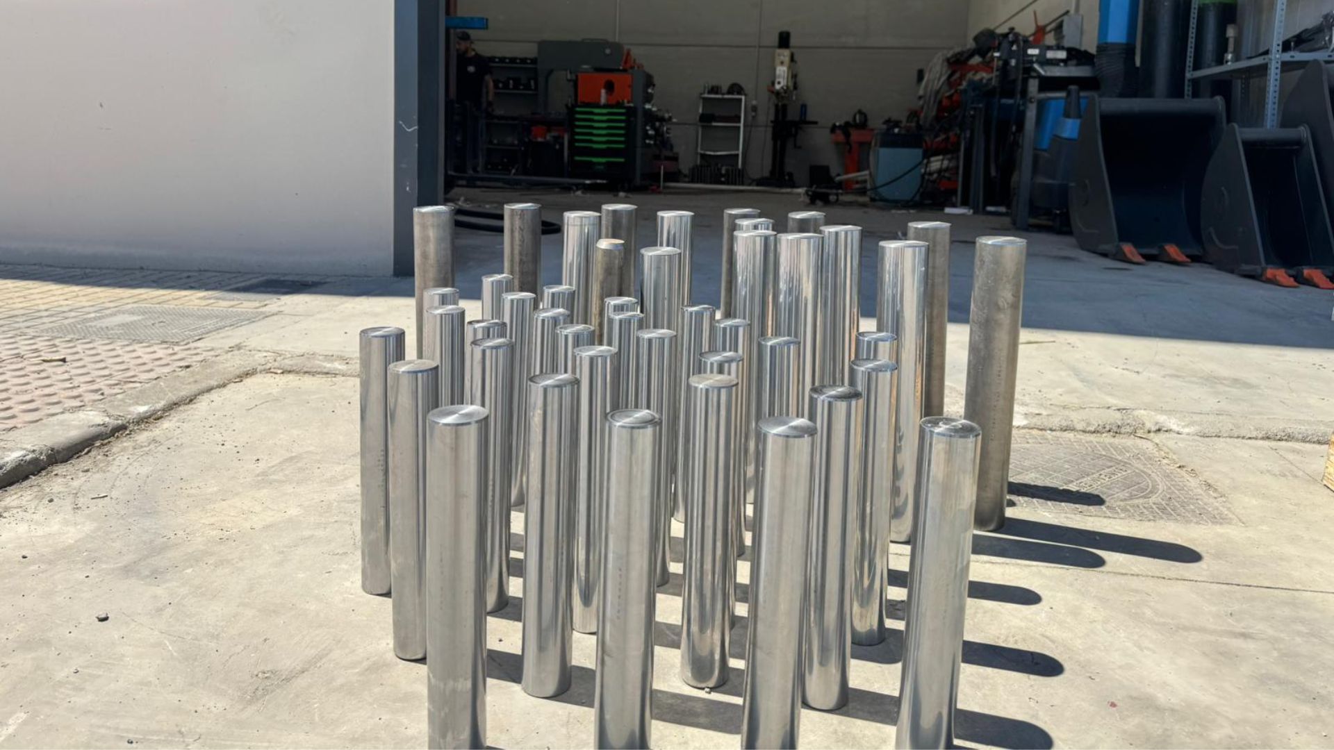 Bulones de articulación para excavadora fabricados a medida en acero tratado — METALSUR Granada