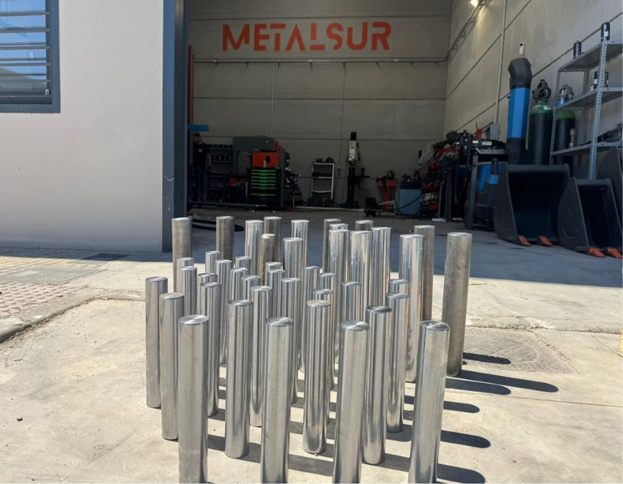 Bulones para excavadora fabricados a medida — acero tratado METALSUR Granada