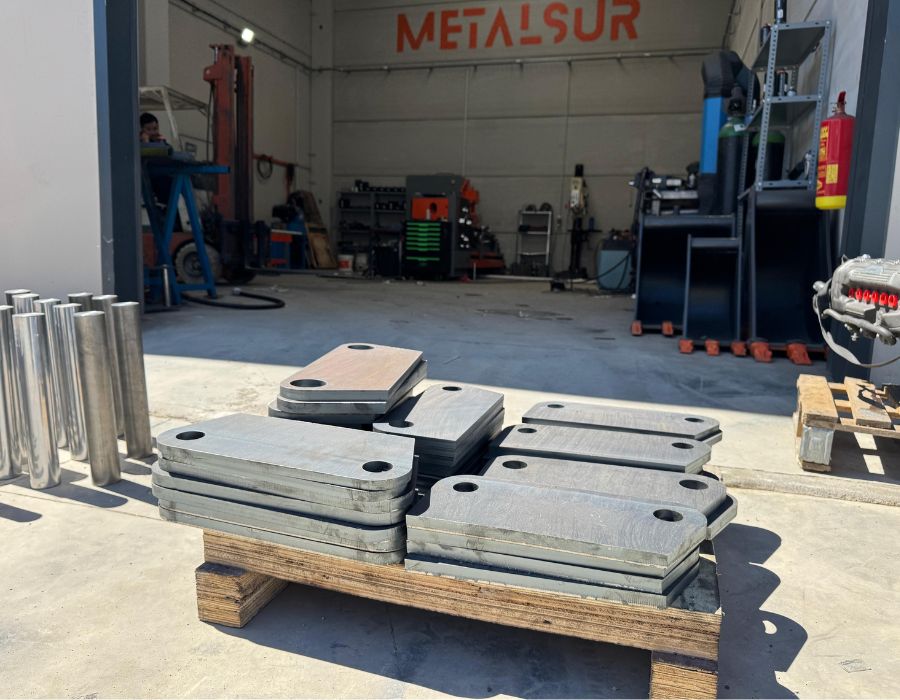 Orejetas para excavadora fabricadas en taller METALSUR Peligros Granada